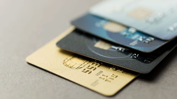 Debitkarte oder Kreditkarte – Welche ist Reisebereit?