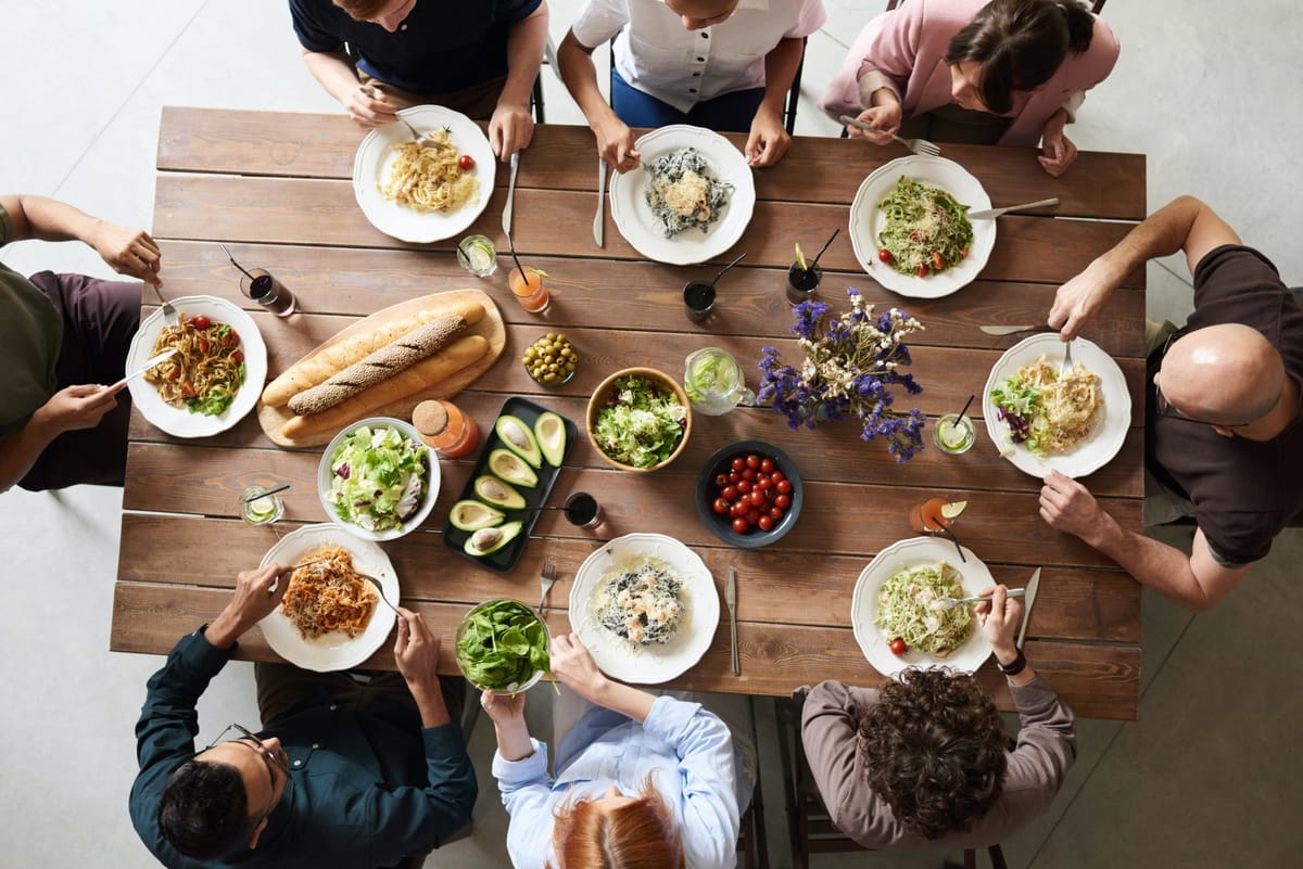 Kulinarische Köder: Wenn das Mittagessen Mitarbeiter ins Büro lockt