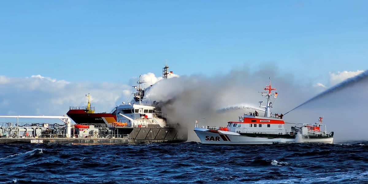 Explosionsgefahr auf der Ostsee – Brennender Öltanker bedroht Küstengewässer