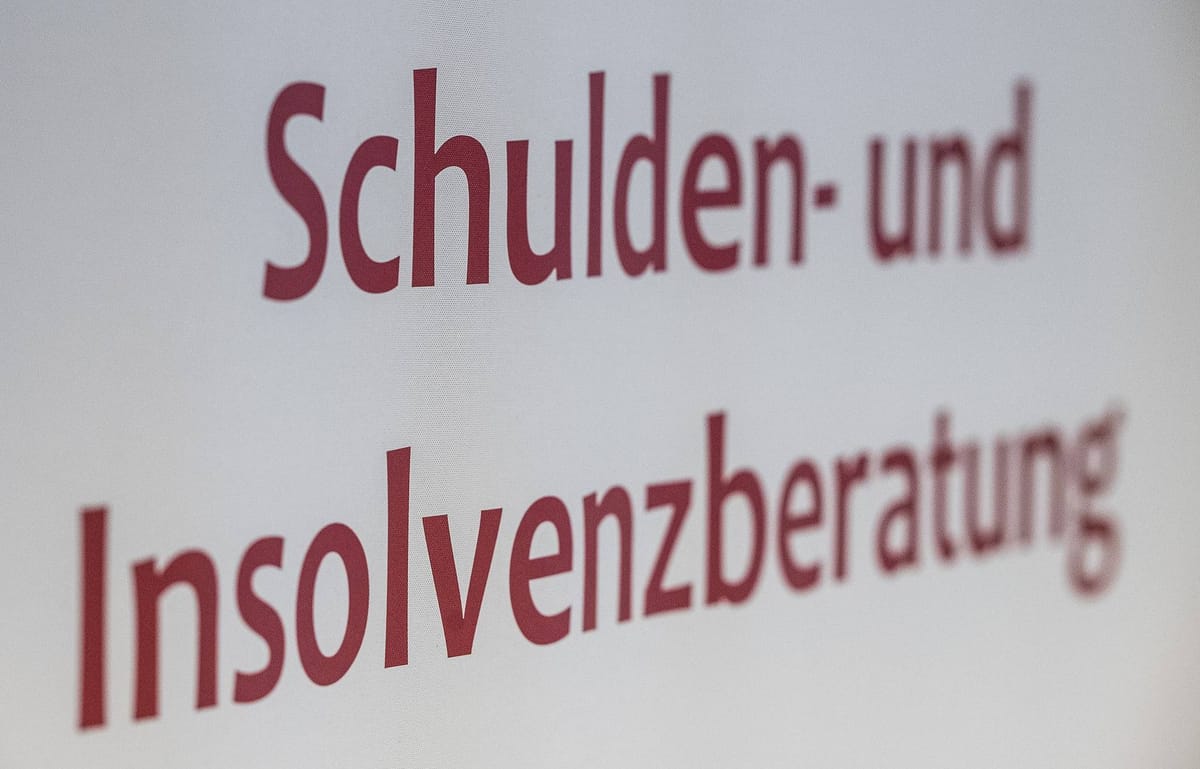 Angstsparen statt Konsum: Warum die Überschuldung sinkt, aber die Risiken bleiben