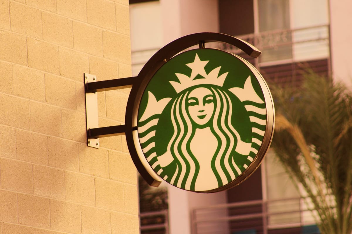 Starbucks in der Krise: Rückkehr zur Kernstrategie als Rettungsplan?