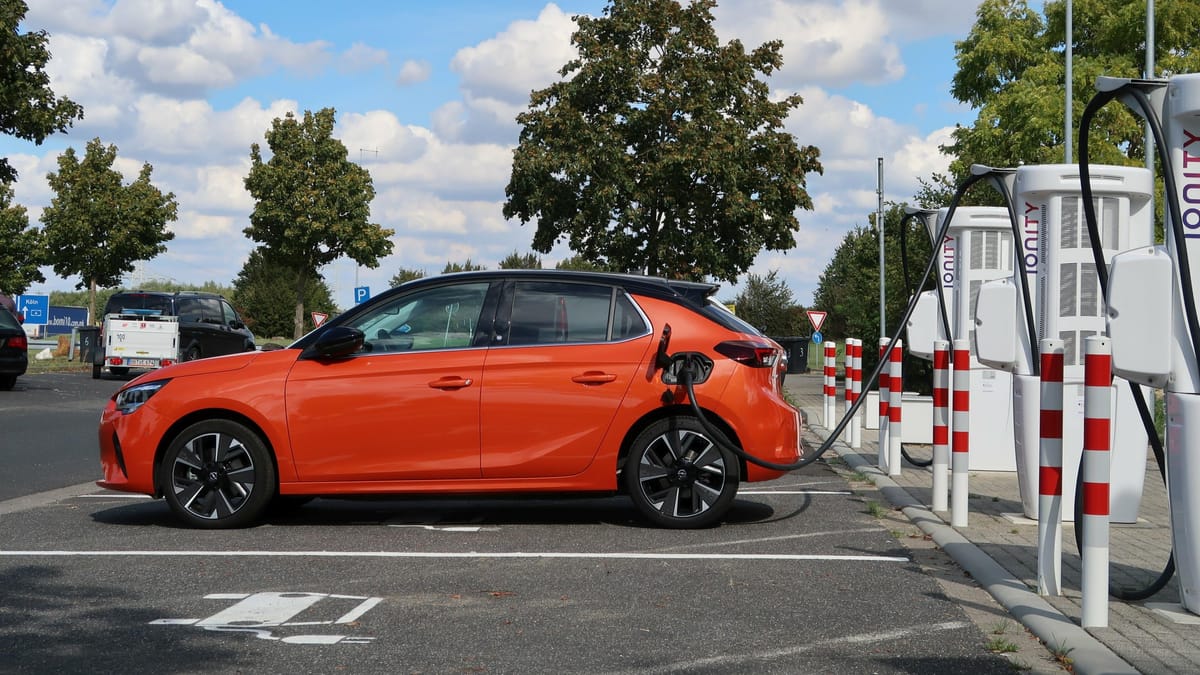 E-Autos auf der Bremse: Warum Deutsche dem Verbrenner treu bleiben