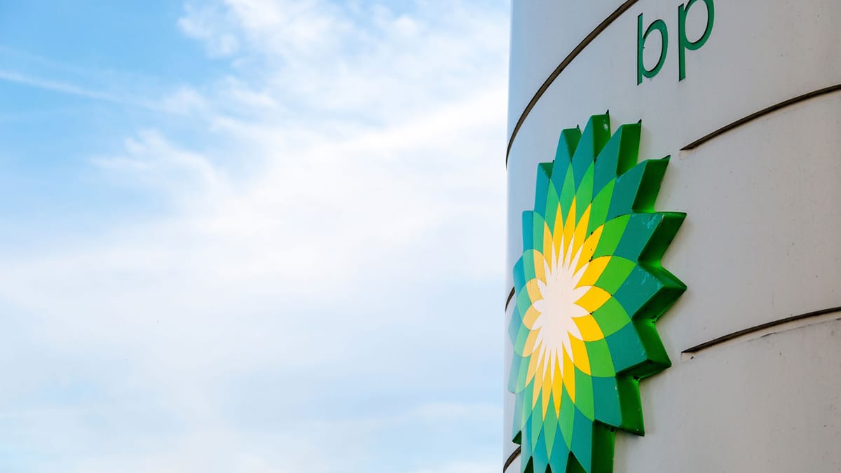 BP kürzt tausende Stellen: Sparmaßnahmen belasten Mitarbeiter, Aktie legt zu