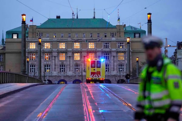 Explosive Tragödie an der Karls-Universität: Schütze tötet 14 Menschen