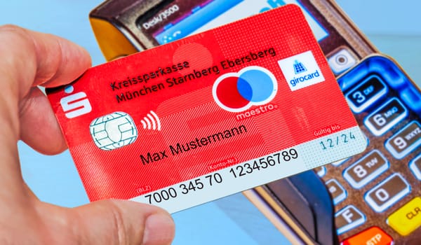 Revolution im Geldbeutel: Sparkassen rüsten Girocards mit Visa und Mastercard auf