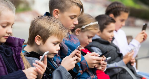 Alarmierende Studie: Smartphones schädigen die Psyche von Kindern