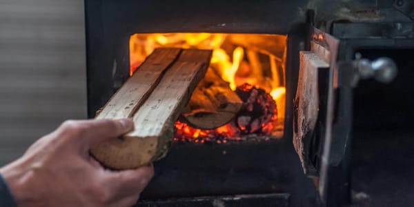 Neue Grenzwerte setzen Kaminöfen unter Druck: Was Besitzer jetzt tun müssen