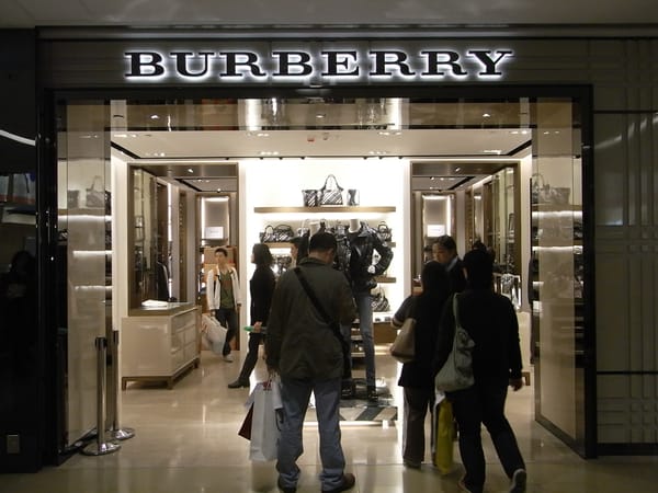 Burberry auf wackeligem Kurs: Kann ein Umsatzminus wirklich Optimismus rechtfertigen?